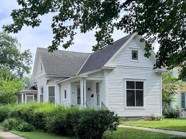 902 E 10th Ave, Winfield, KS 67156