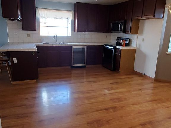 3rd image of 690 Summer Dr