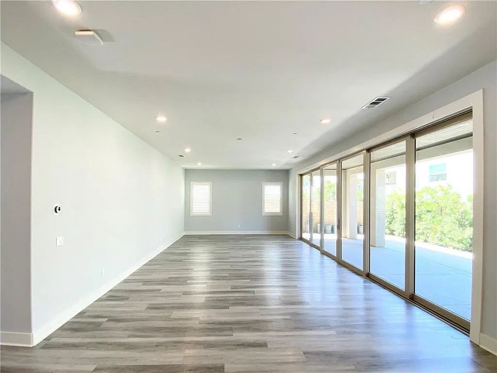 4 bed, 4.5 bath, 3607 sqft, $7,500 — Photo 2