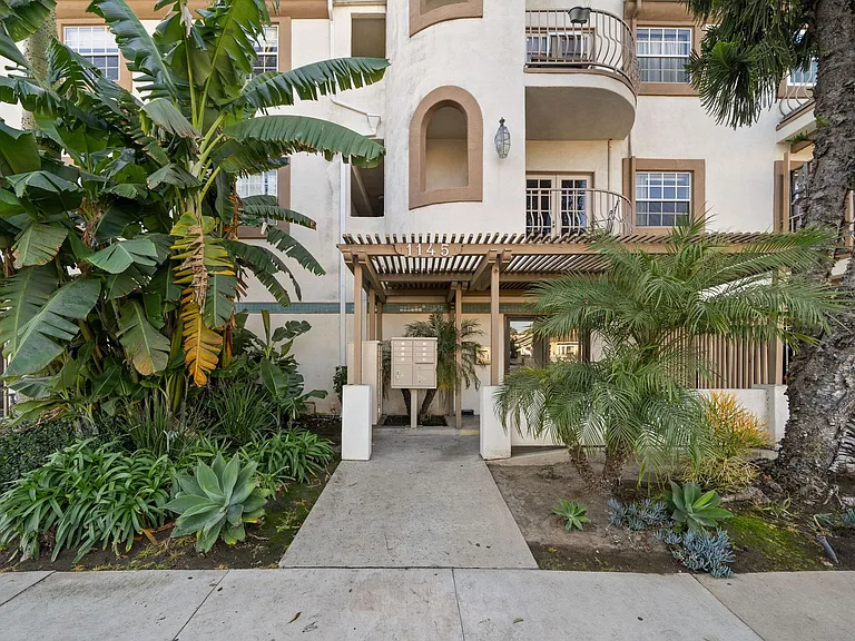 1145 Roswell Ave #203 — Photo 32
