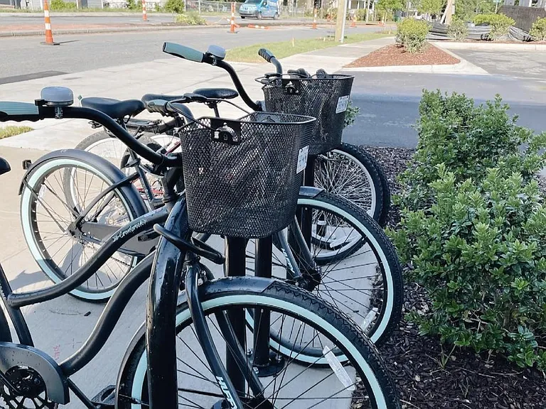 Complementary cruiser bikes are available for tenants use to ride to their favorite coffee shop and explore the neighborhood.