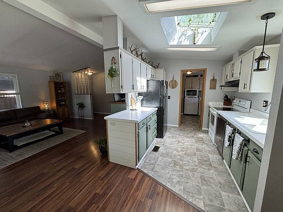 5th image of 1145 SW Cypress St Unit 112