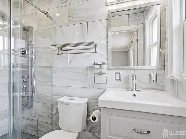 264 E George Pl — Photo 12