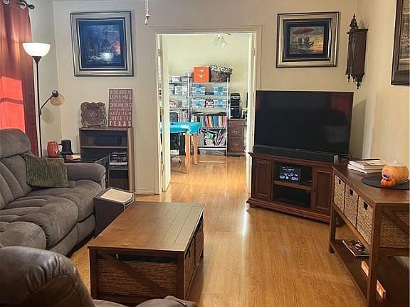 5th image of 503 Louise St
