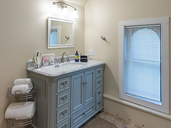 Large bath with marble vanity, washer/dryer