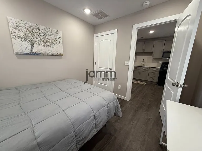 1335 W 69th St #3 — Photo 8