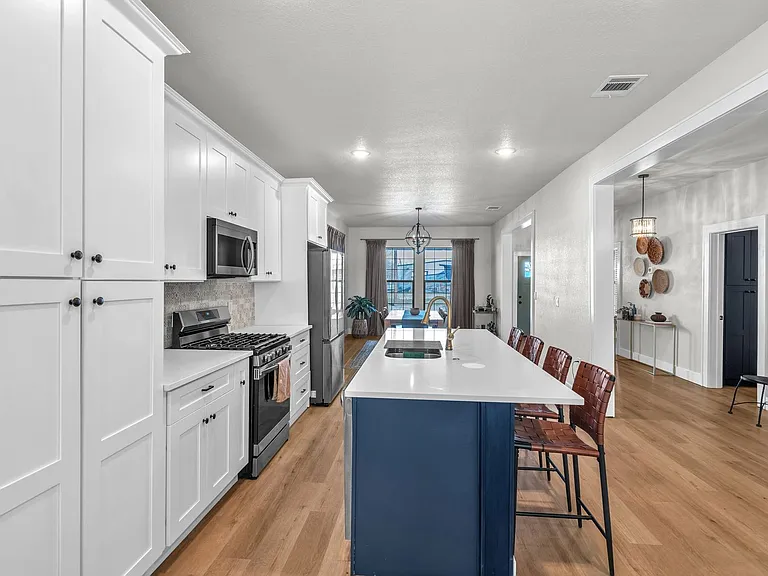 554 E Mitchell St — Photo 9