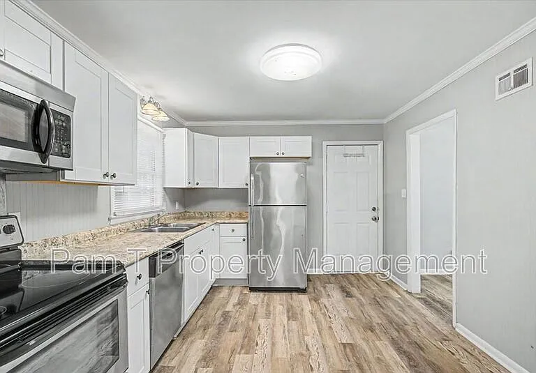 1719 E 59th St — Photo 9