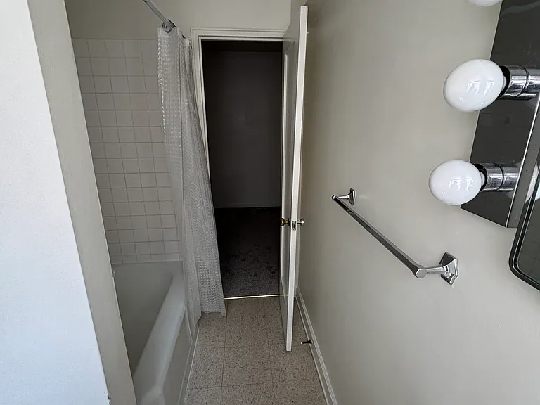 122 W 7th Ave #C — Photo 7