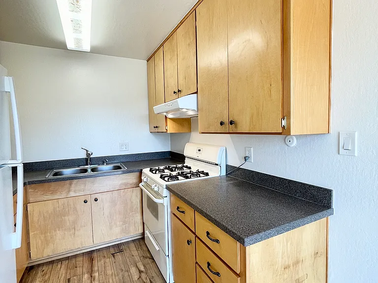 1093 W L St — Photo 10