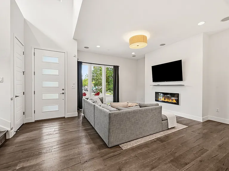 3544 Beeler St — Photo 3