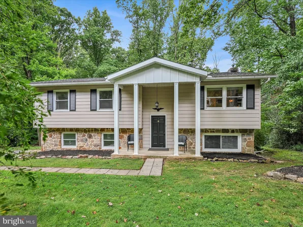 25 Woodland Dr, Fleetwood, PA 19522