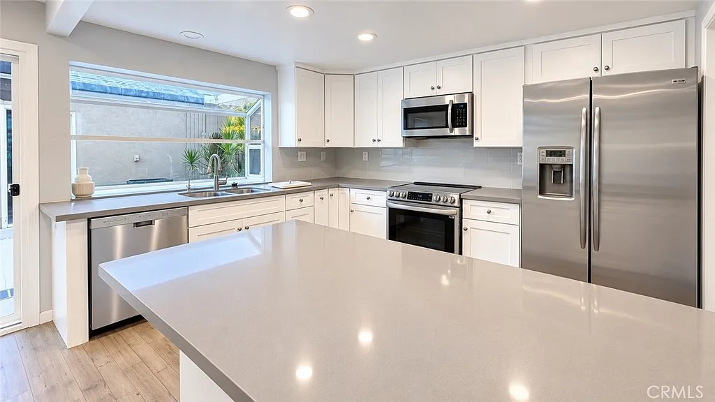 3 bed, 2.5 bath, 1426 sqft, $3,950 — Photo 3