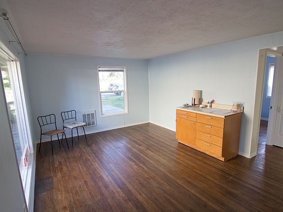 Living room (removable counter station)