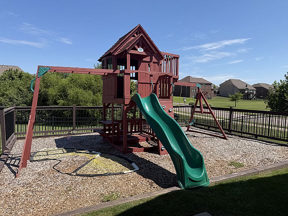 2nd image of 2980 Liverpool Dr