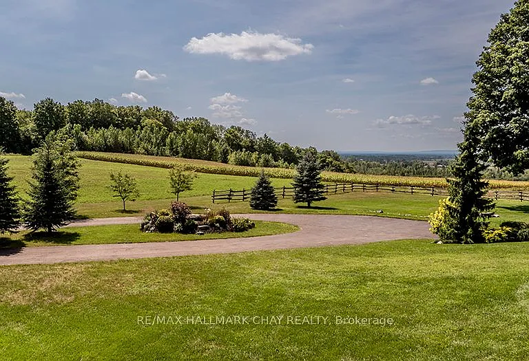 1084 Coughlin Rd W — Photo 4