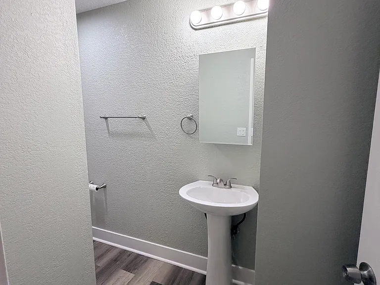 1810 E 25th St #301 & 401 — Photo 6