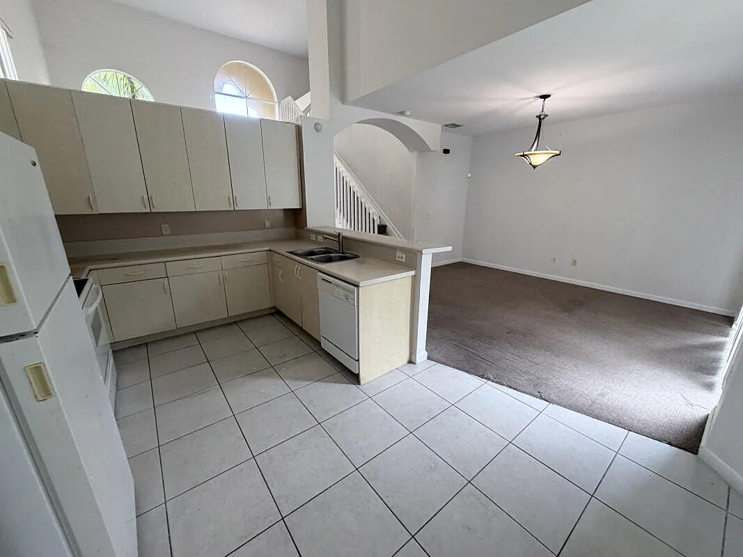 4 bed, 2.0 bath, 2094 sqft, $3,200 — Photo 4