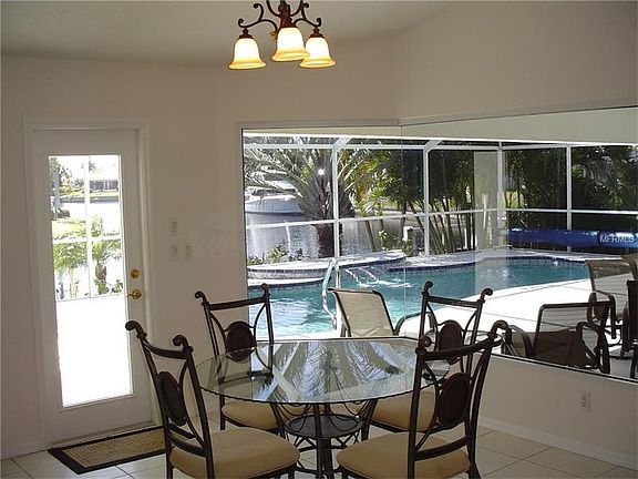 5th image of 2743 Saint Thomas Dr