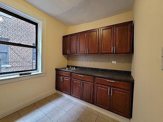 3rd image of 578 Parkside Ave #D5