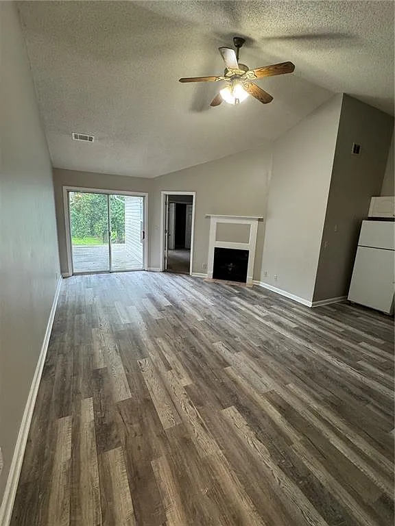 2 bed, 2.0 bath, 860 sqft, $1,350 — Photo 2