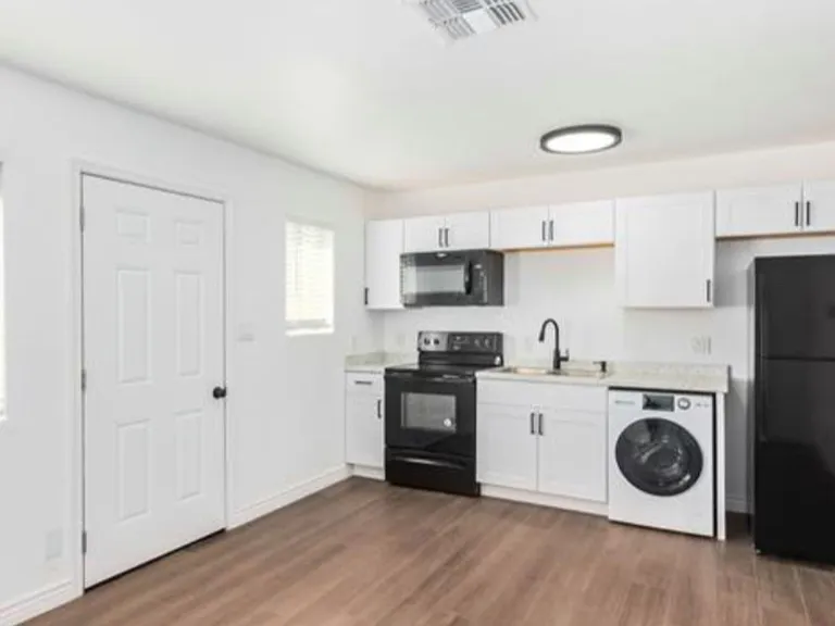 1438 E Adams St #1 — Photo 3