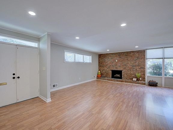 3rd image of 1010 Duke Ave