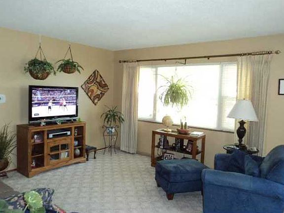 3rd image of 1309 W Sylvan Ct