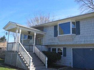 22 Applegate Dr, Mastic, NY 11950