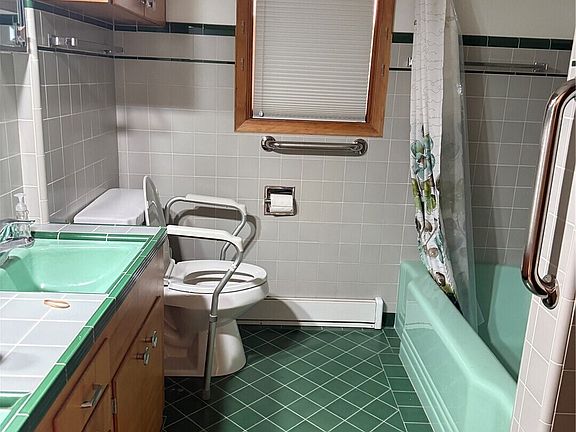 4th image of 608 W Division