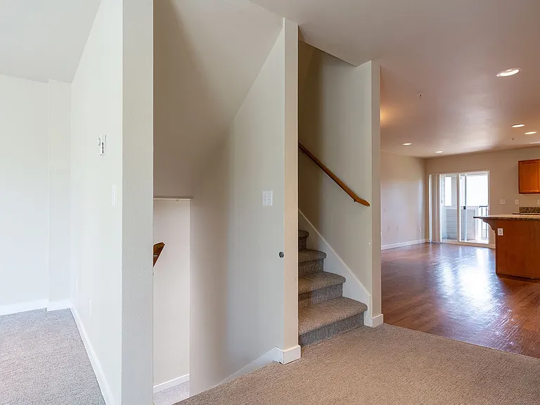 Modern 3 bedroom Townhomes with Garage — Photo 25