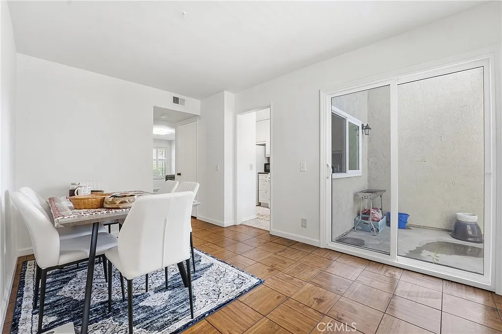 2 bed, 1078 sqft, $3,950 — Photo 4