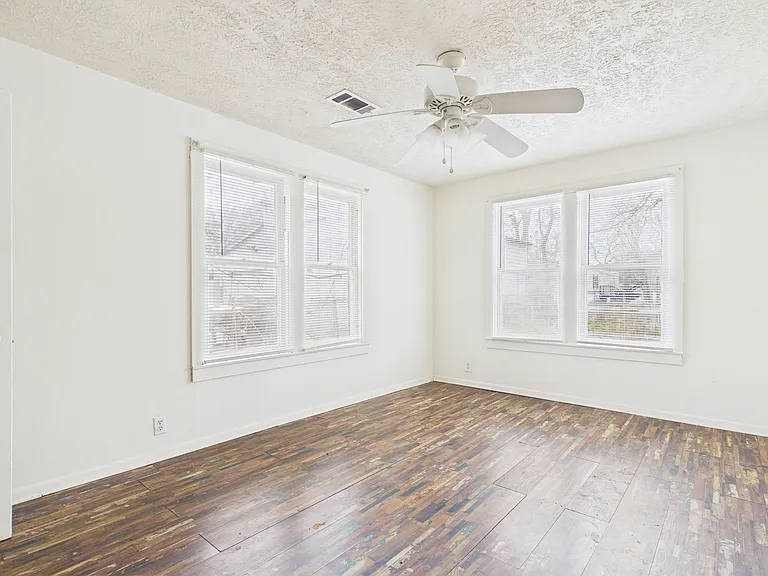 138 Watson St — Photo 8