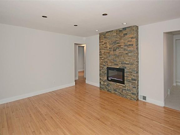 3rd image of 576 Bassett Rd