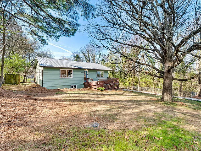 515 W Holly St — Photo 34