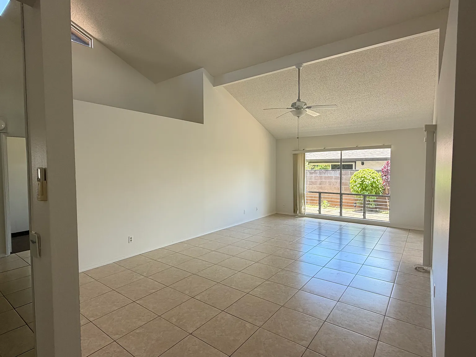 3 bed, 1412 sqft, $4,400 — Photo 3