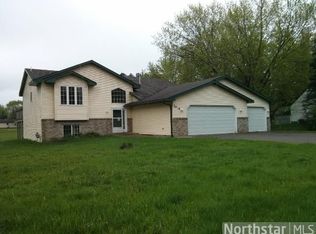 7064 Lakeview Dr, Lino Lakes, MN 55014