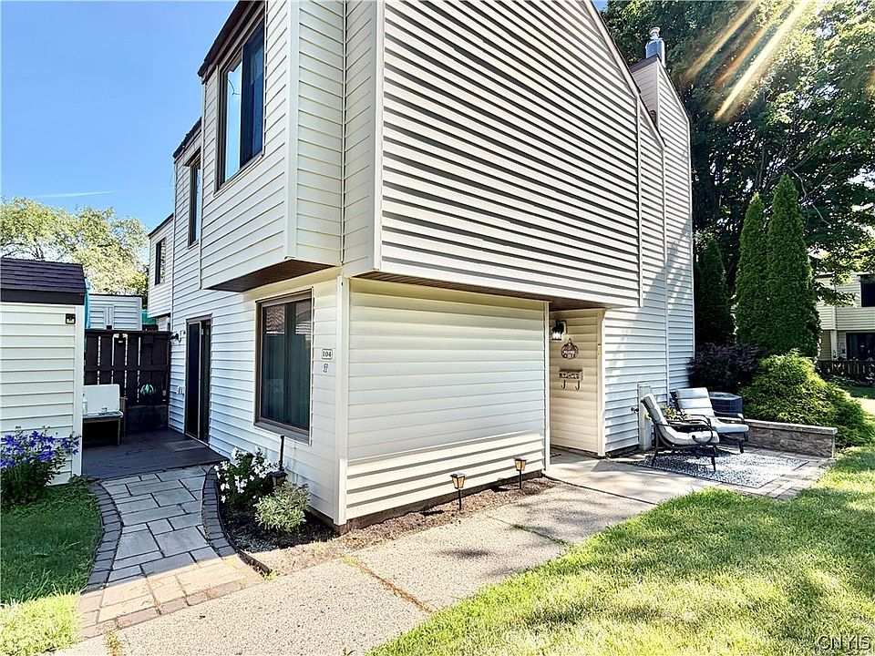 1st image of 104 Harwinton Ct