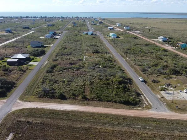 445 W Pin Oak, Rockport, TX 78382