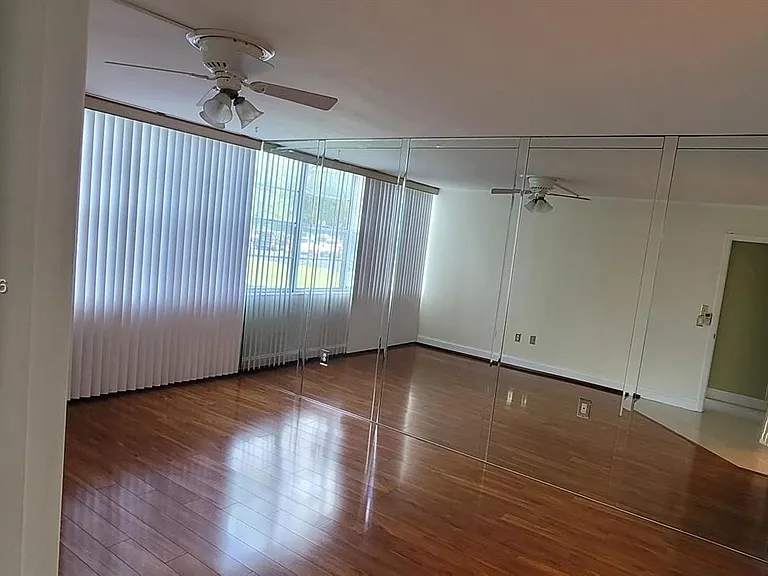 1300 Saint Charles Pl #L19 — Photo 20