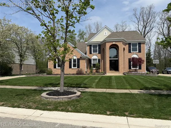 47272 Woodlong Dr, Canton, MI 48187
