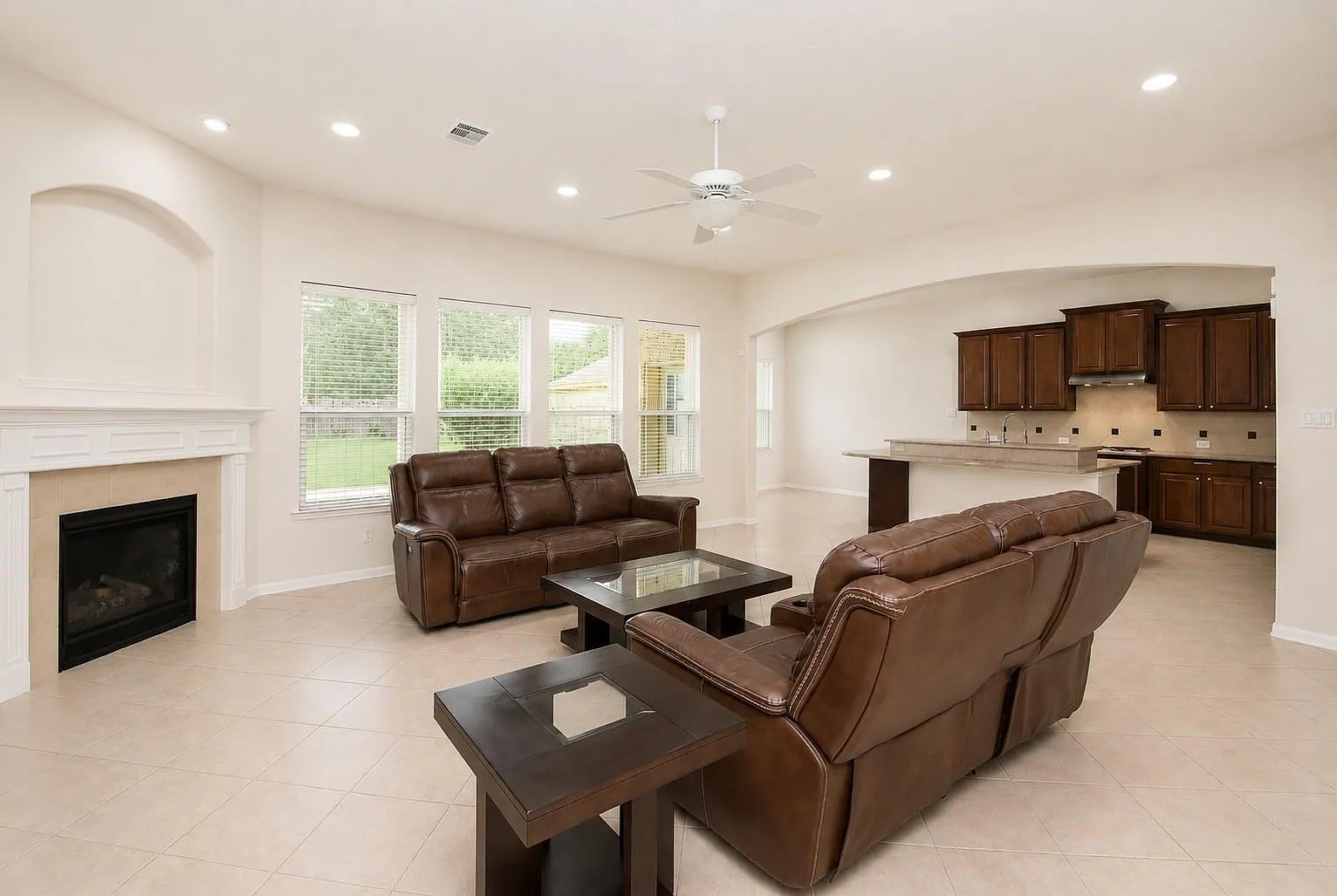 5 bed, 3.5 bath, 3636 sqft, $3,750 — Photo 4