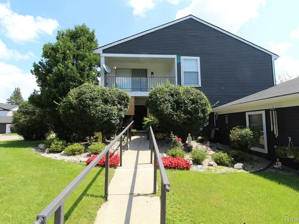 31775 Ridgeside Dr #2, Farmington, MI 48334