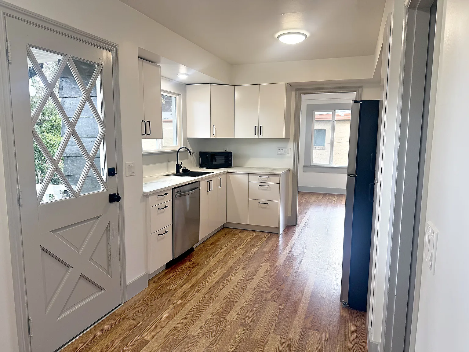 4 bed, 2110 sqft, $4,350 — Photo 2