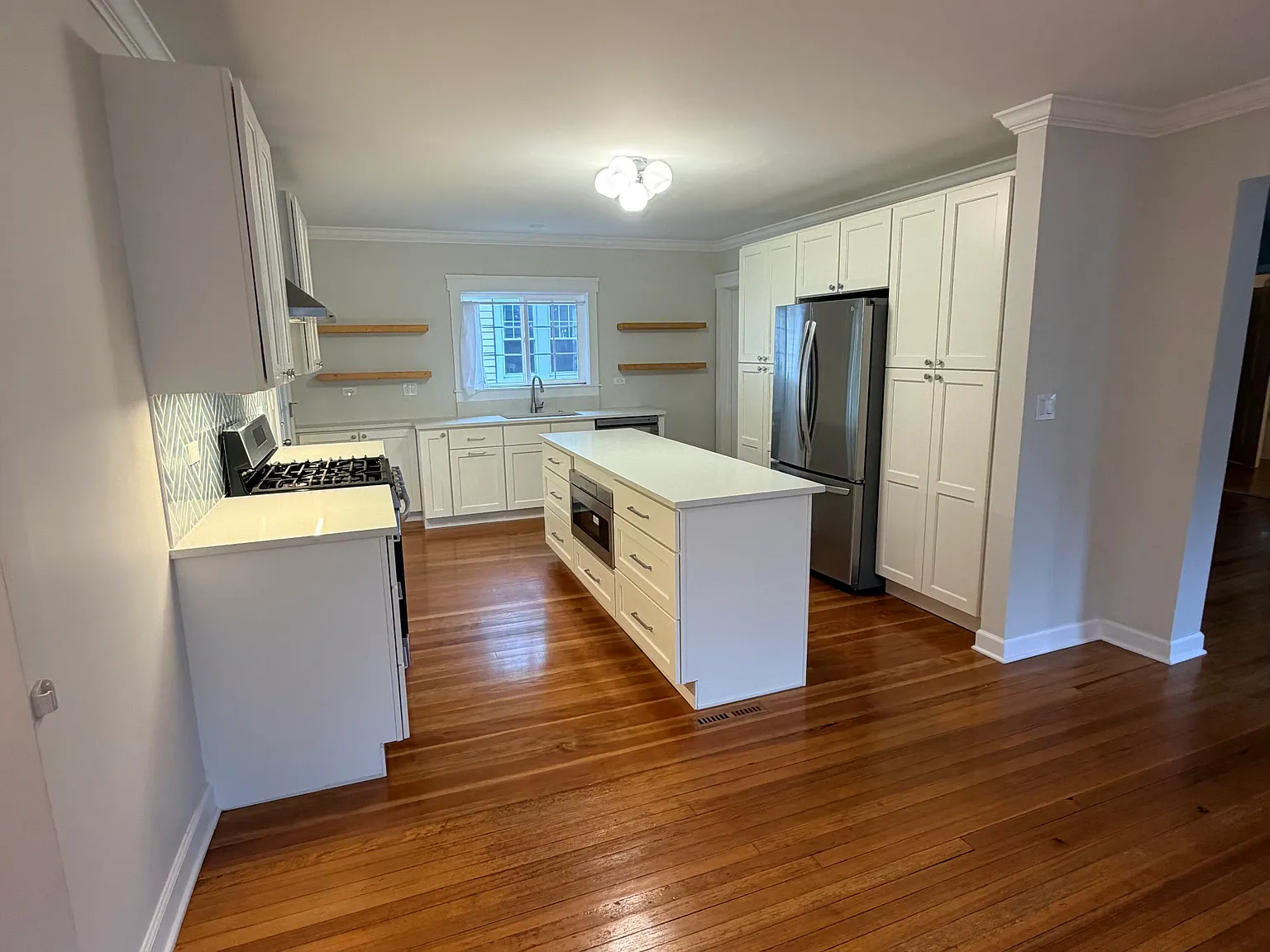 3 bed, 2201 sqft, $3,850 — Photo 3