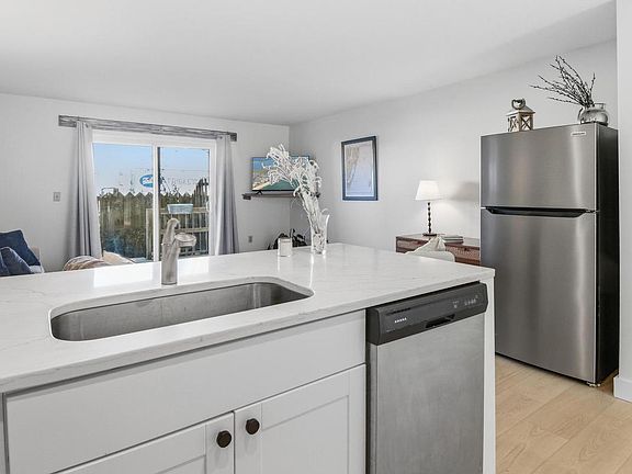 3rd image of 104 127th St Unit 121