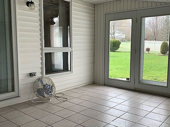 5th image of 202 Maple Ave