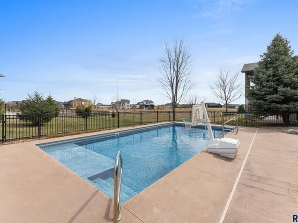 8208 S Spice Hill Cir, Sioux Falls, SD 57108