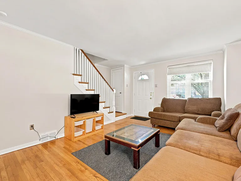 107 Plant Ave — Photo 6