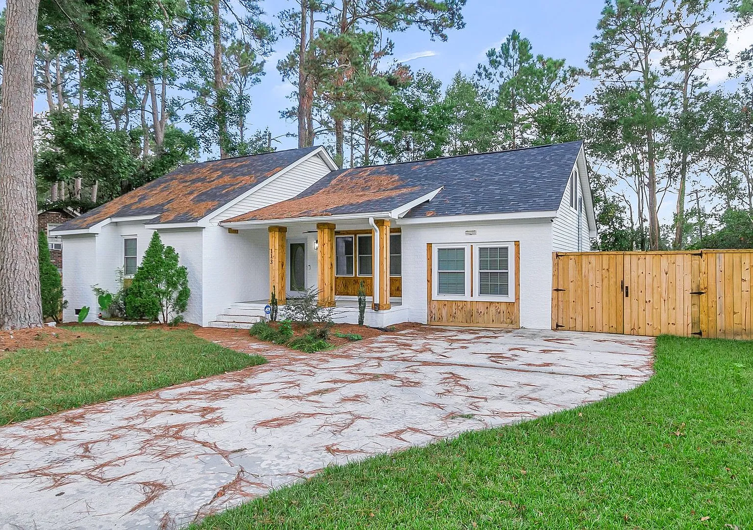 Stunning Summerville Rental FULLY Renovated with Screened in porch!! — Photo 1